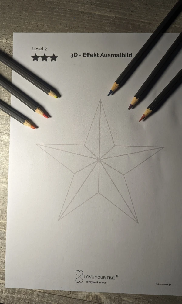 3D-Stern Zeichnung mit Schattierungseffekt und farbigen Buntstiften auf Papier