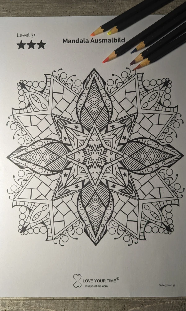 Mandala Ausmalbild mit zentrale Stern-Motiv und symmetrischen Ornamenten