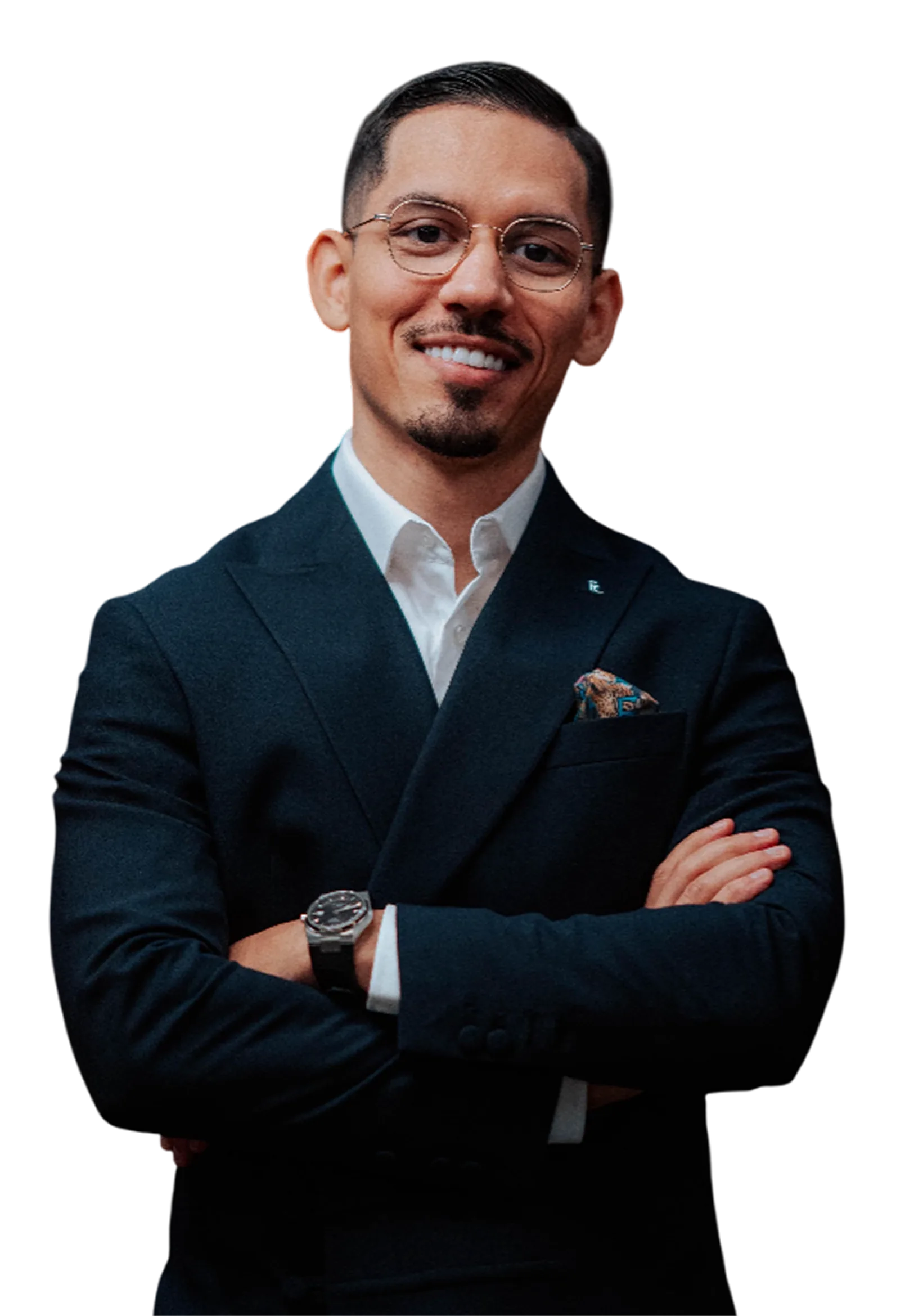 Portrait eines lächelnden Mannes in dunklem Anzug und weißem Hemd mit Brille, Arme verschränkt