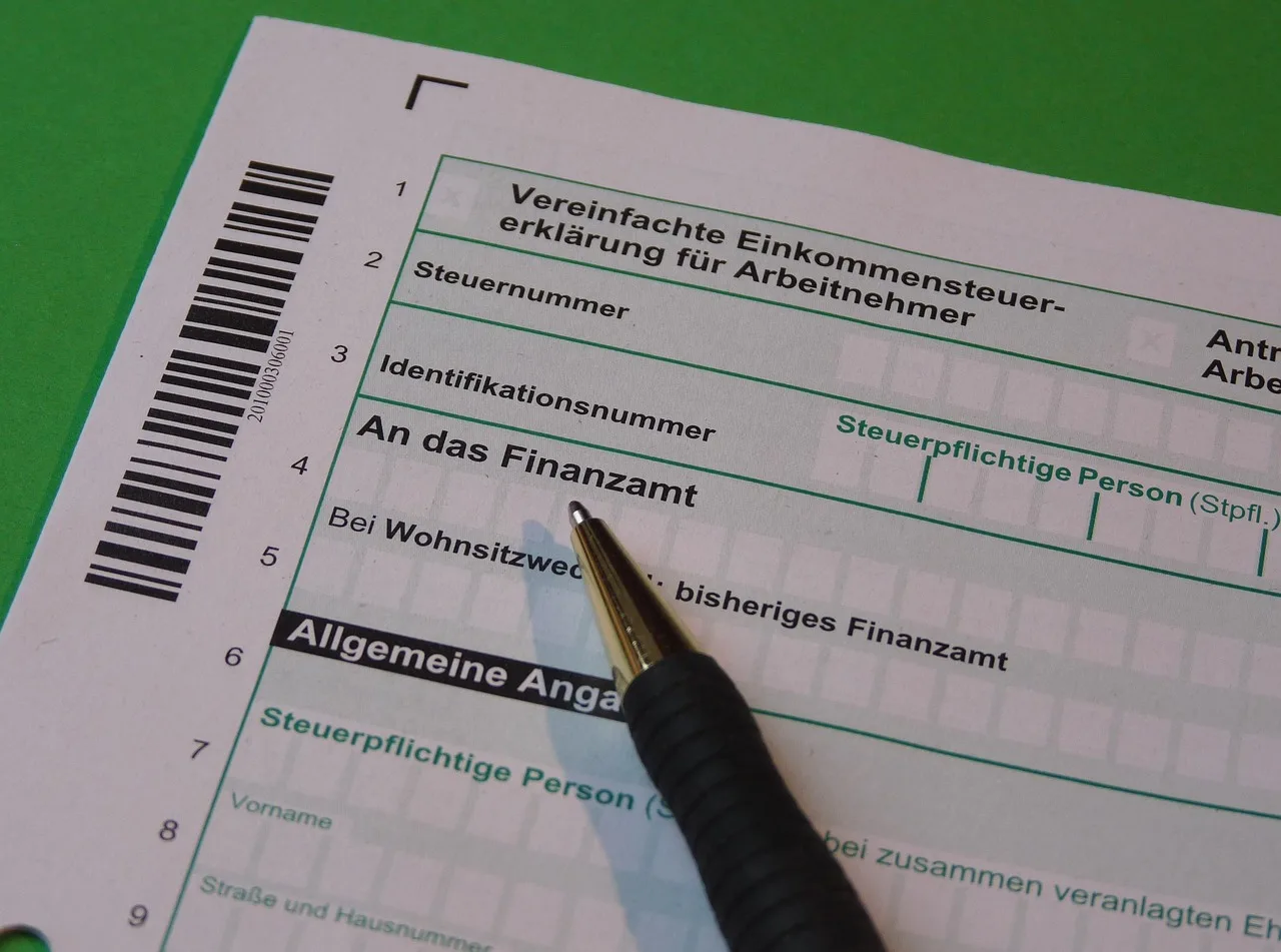 Finanzamt Gebäude mit Schreibtisch und Dokumenten zur Steuererklärung