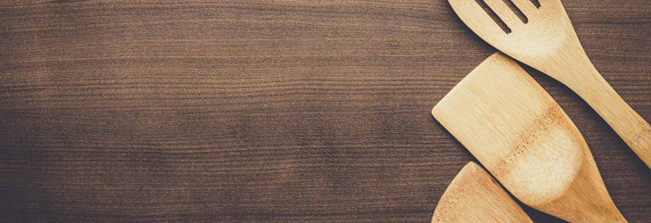 Holzlöffel auf Holztisch als dekorativer Hintergrund