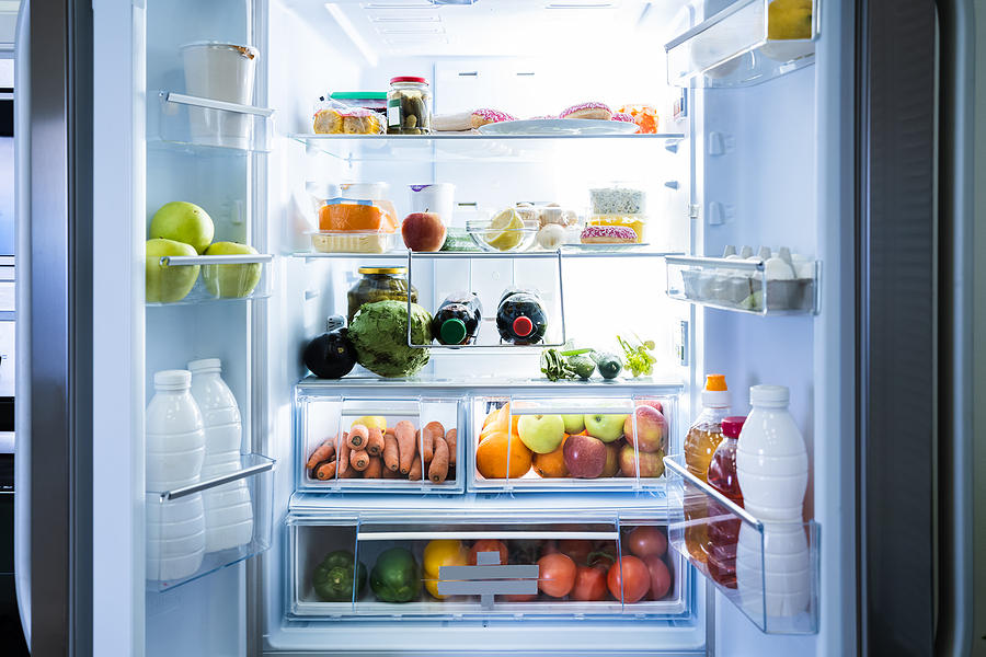 Offener Kühlschrank mit Obst, Gemüse und Lebensmitteln