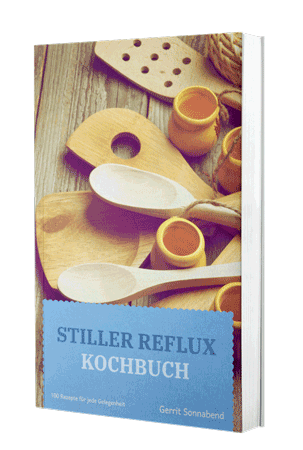 Stiller Reflux Kochbuch Cover mit Holzlöffeln und Gläsern auf Holztisch
