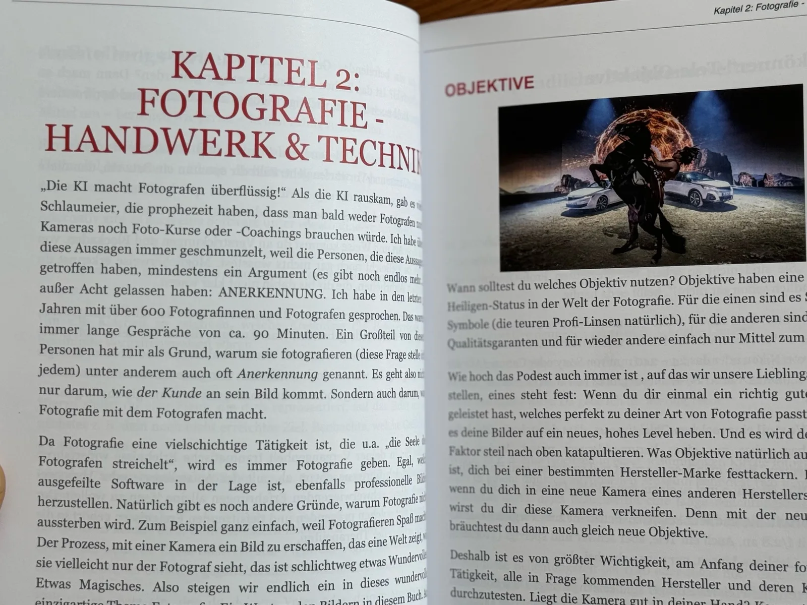 Buchseite mit Kapitel 2 Fotografie Handwerk & Technik, Foto einer beleuchteten Szene mit Objekten, Text über Kameras