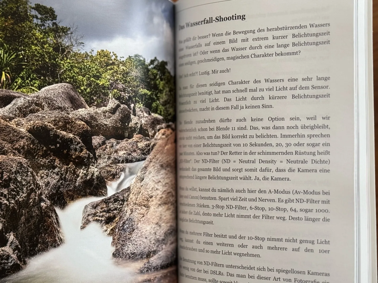 Buchseite mit Foto eines Wasserfalls zwischen Felsen mit langer Belichtungszeit, Text über Wasserfall-Shooting Techniken