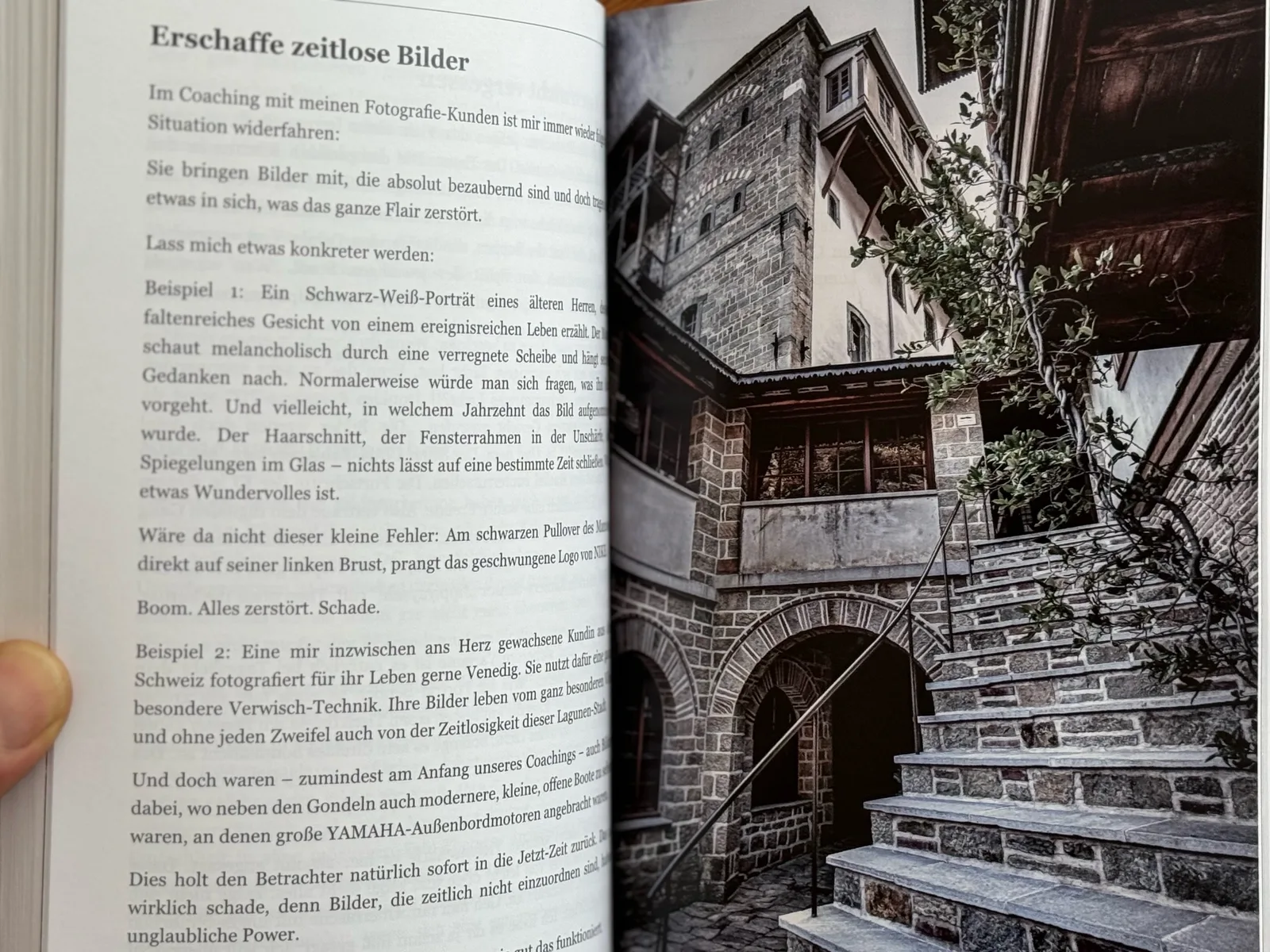 Buchseite mit Schwarzweiß-Foto einer alten Treppe mit Efeu an Gebäude, Text über zeitlose Bilder und Fehler