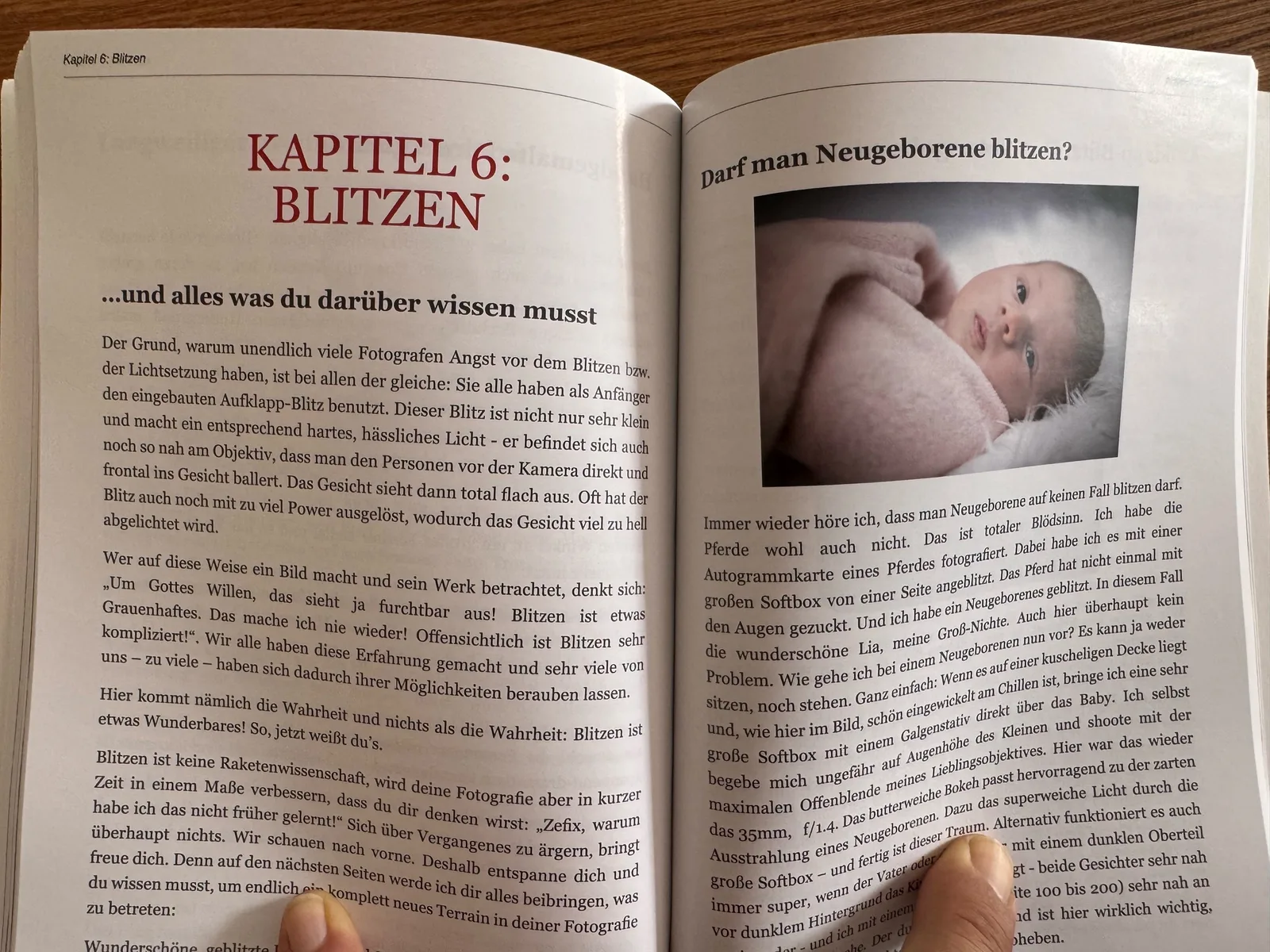 Buchseite mit Kapitel 6 Blitzen, Foto eines neugeborenen Babys, Text über Blitzfotografie und Neugeborenenfotos