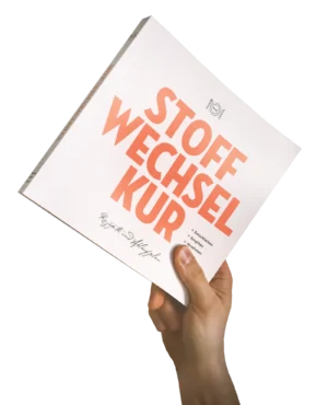 Stoffwechselkur E-Book Cover in Händen, weiß mit orangefarbener Schrift und Hand