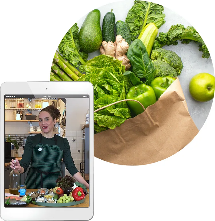 Frau in grün-gestreiftem Shirt bei Ernährungsvideo mit Gemüse und Obst auf dem Tisch