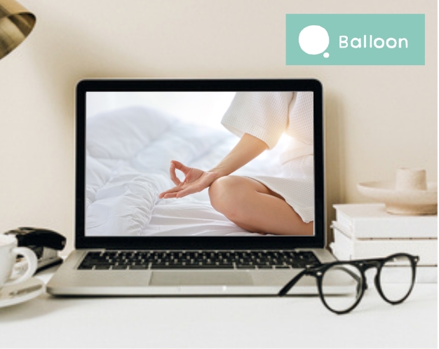 Laptop auf Schreibtisch mit Meditationsvideo zum Thema Balloon-Methode