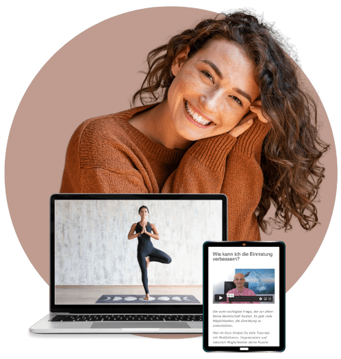 Frau mit lockigem braunem Haar vor Laptop mit Yoga-Übung und Tablet-Support
