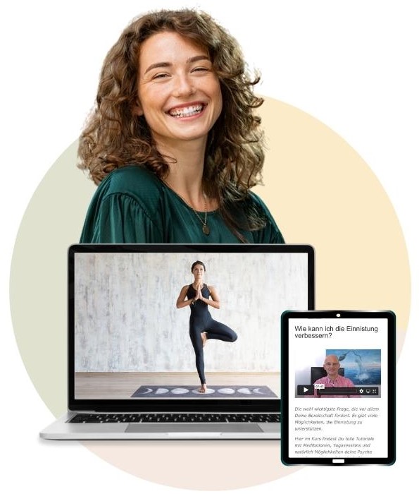 Lachende Frau mit lockigem Haar neben Laptop mit Yoga-Video und Tablet mit Frage