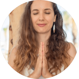 Frau in Yogaposition auf Matte, Fertility-Kursbereich