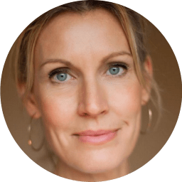 Frau mit gefalteten Händen in Gebetsposition, Meditationskurs