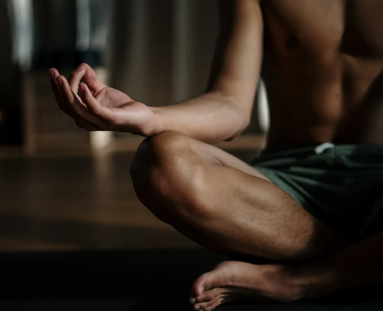 Stress Master – Videokurs für innere Ruhe von Maxim Mankevich 7 Nahaufnahme von meditativen Händen in Gebärde auf den Knien, innere Ruhe und Achtsamkeit symbolisierend