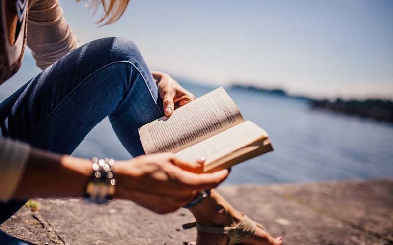 Frau liest Buch am Seeufer, Selbsthilfe und Literatur