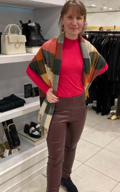 Frau in pinkem Top, kariertem Schal und brauner Lederhose, Nachher-Foto
