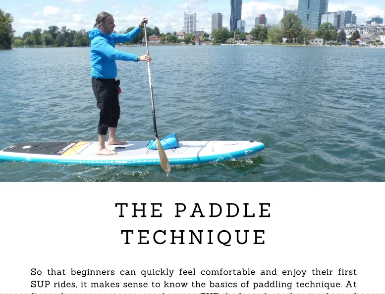Mann in blauem Jacket auf blauem SUP-Board zeigt Paddel-Technik auf See mit Stadtkulisse