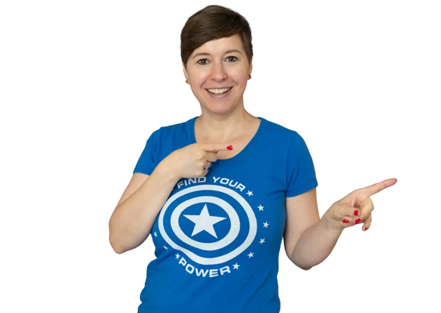 Susanne Lorenz in blauem T-Shirt mit Superhelden-Logo gestikulierend