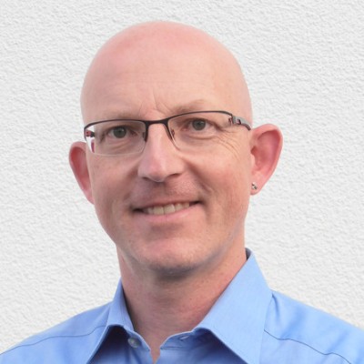 Mann mit Brille im blauen Hemd, Kundenstimme Bodo Herp