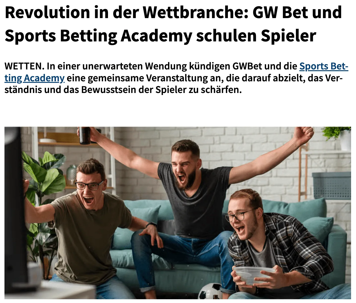 Drei junge Männer auf Couch jubeln begeistert, einer hält Tablet in der Hand, Fußball auf Tisch