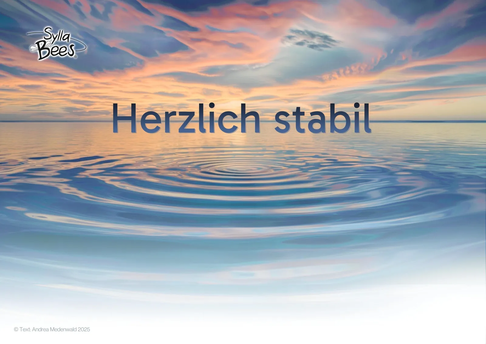 Sonnenaufgang über ruhigem Wasser mit Schrift Herzlich stabil und Sylla-Bees Logo