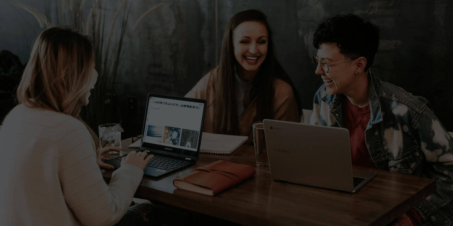 Talent – Mitgliedschaft für Remote-Recruiting von Benjamin Schneider 2 Jobmofy - Premium Job Search, drei Personen im Gespräch am Tisch mit Laptops