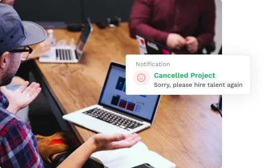 Talent – Mitgliedschaft für Remote-Recruiting von Benjamin Schneider 3 Jobmofy Benachrichtigung Cancelled Project, Personen am Laptop mit Workspace