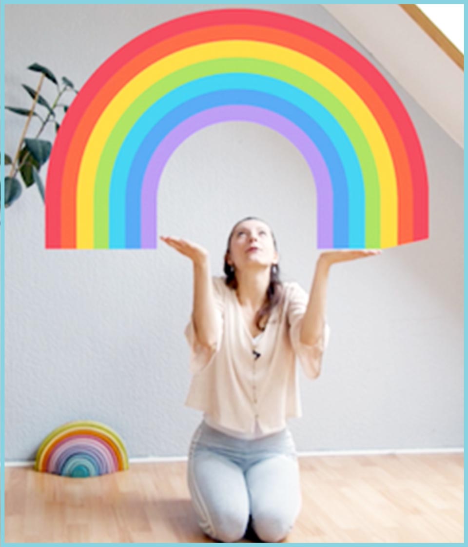 Mädchen vor Wand mit großem buntem Regenbogen-Kunstwerk