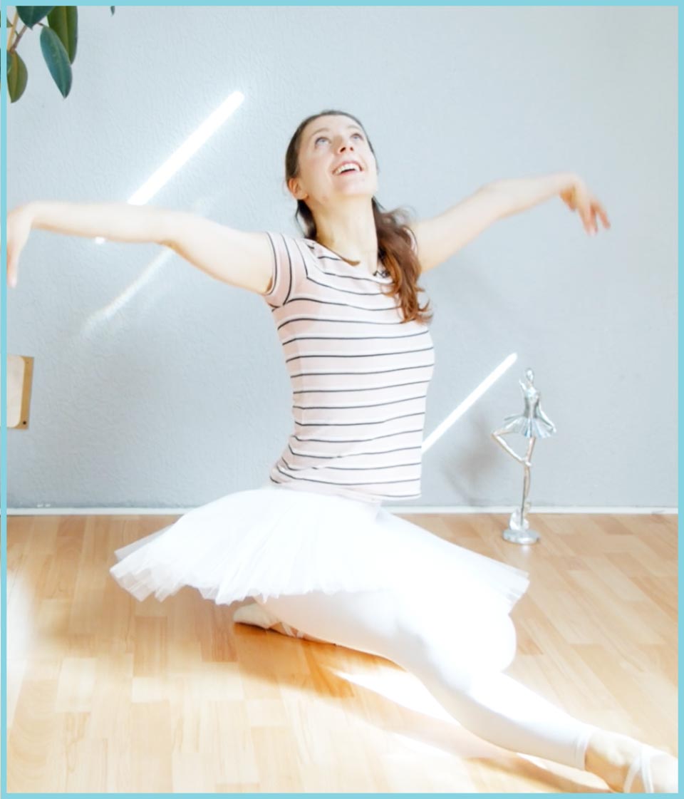 Mädchen in gestreiftem Shirt und weißem Ballettrock in Tanzposition mit Ballerina-Figur