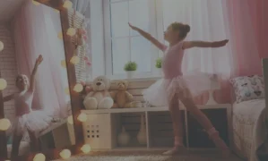 Mädchen tanzt in rosa Ballettkleid im sonnigen Kinderzimmer mit Kuscheltieren und Spiegeln