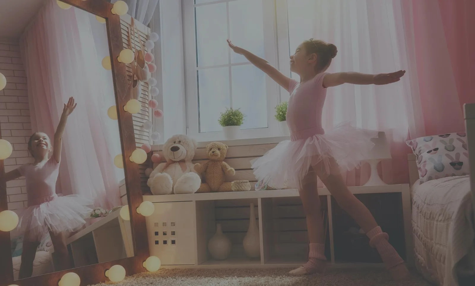 Mädchen tanzt in rosa Ballettkleid im sonnigen Kinderzimmer mit Kuscheltieren und Spiegeln