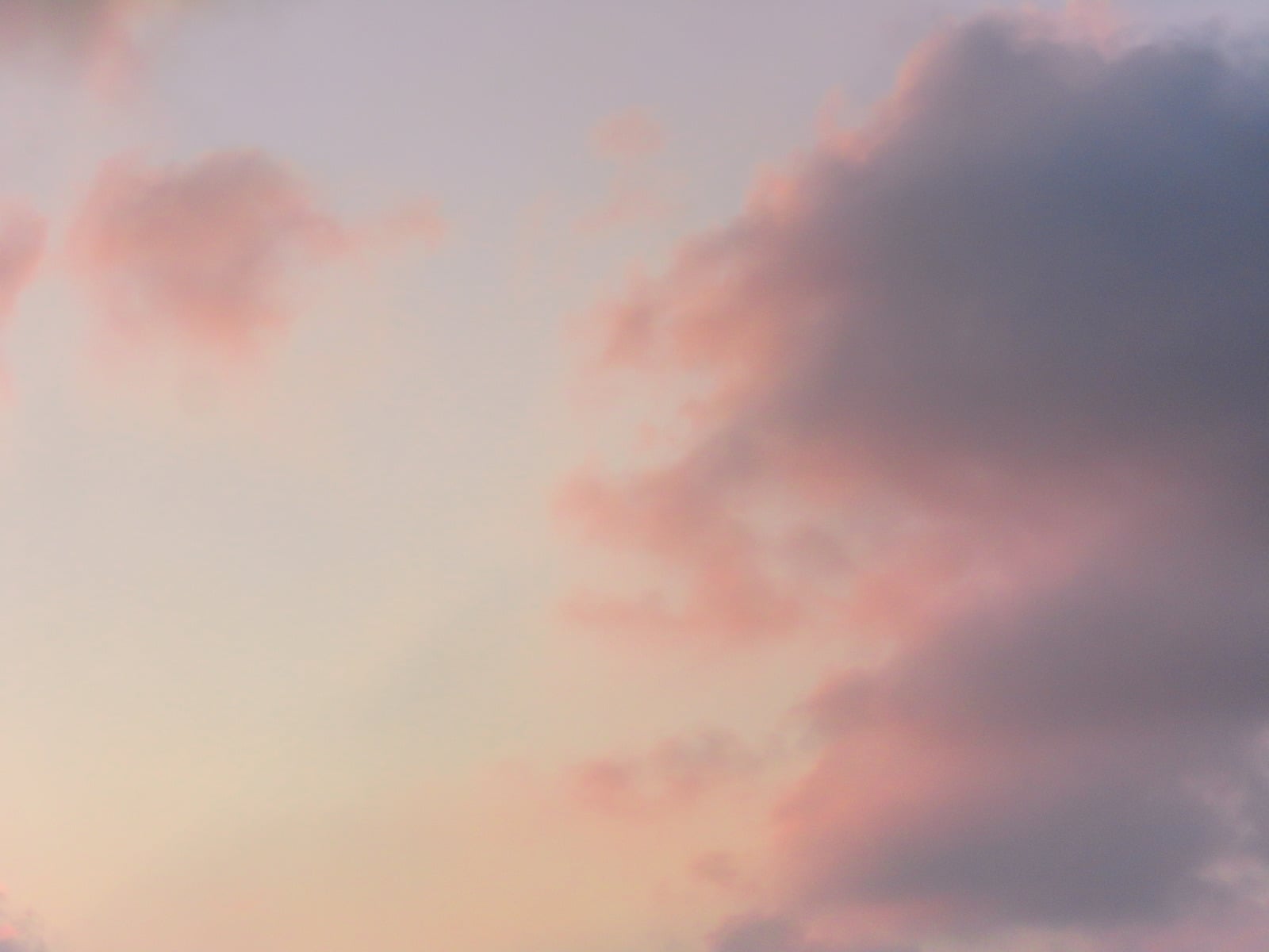 Abstrakte Himmelsszenerie mit rosa und violetten Wolken in sanften Pastelltönen