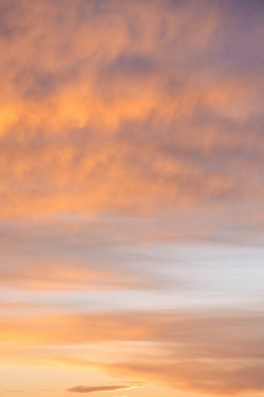 Sonnenuntergang mit orange und goldenen Wolken am Himmel