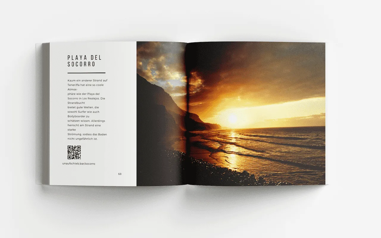 Bildband-Seite über Playa del Socorro mit Text links und Sonnenuntergangs-Fotografie über Strand und Meer