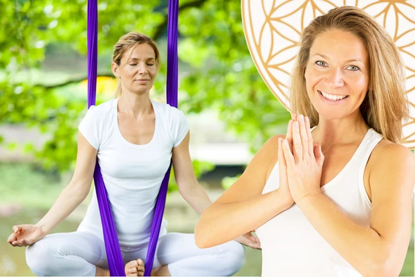 Frau Franziska in Yoga-Pose mit Aerial Silk und Yoga-Mudra