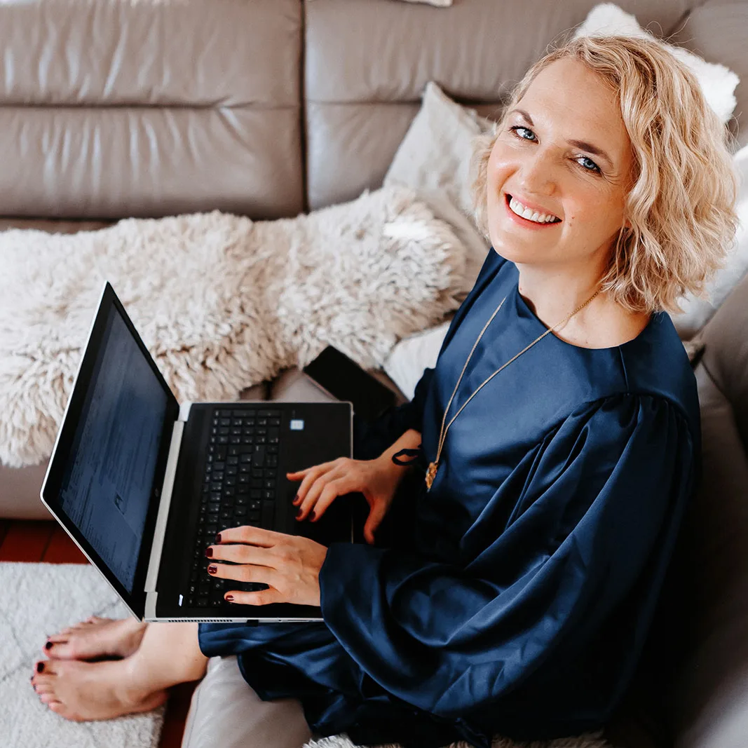 Christina Sternbauer arbeitet am Laptop