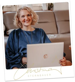 Christina Sternbauer lächelnd mit Laptop, The Core Masterclass Kurs