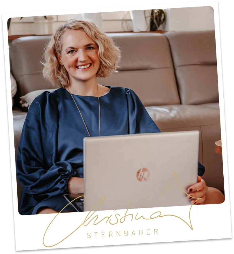 Christina Sternbauer lächelnd mit Laptop, The Core Masterclass Kurs
