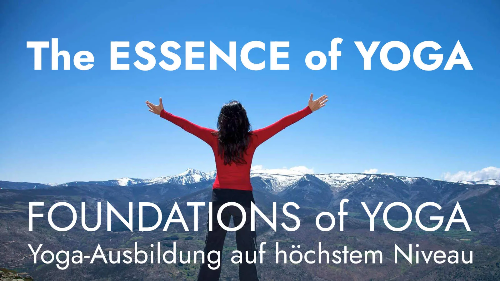 Yoga-Trainerin in rotem Oberteil mit ausgebreiteten Armen vor Berglandschaft