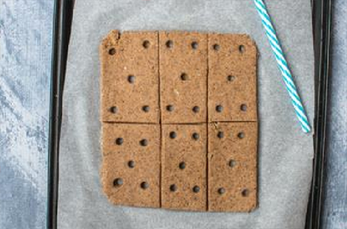 Cracker in quadratischer Form auf Papier angeordnet
