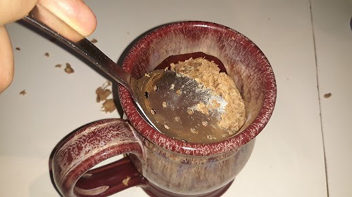 Nahaufnahme einer Schale mit Paste und Spoon