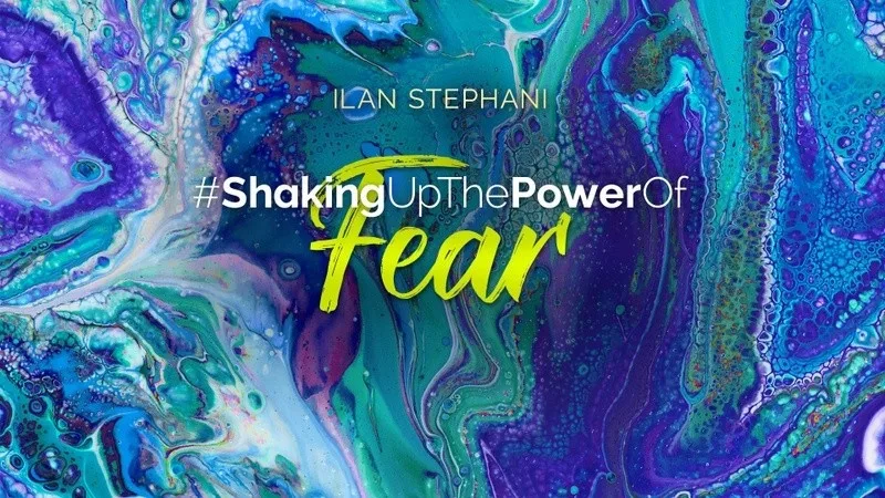 The Shaking Collection Galerie-Slide mit #ShakingUpThePowerOfFear Text auf türkis-violettem Hintergrund