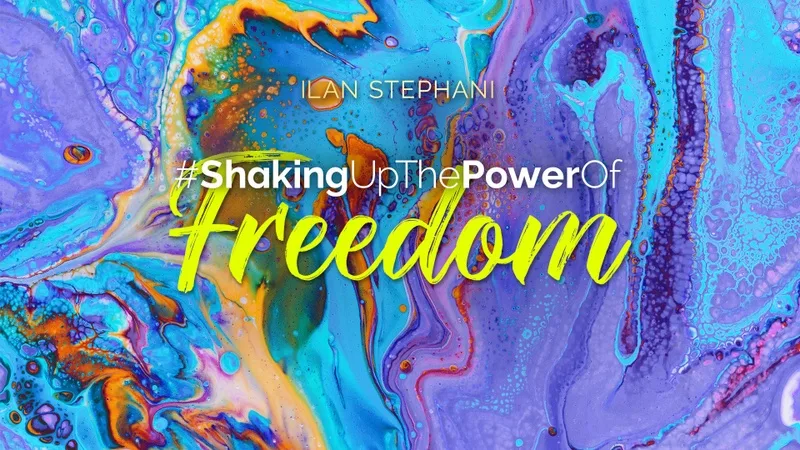 The Shaking Collection Galerie-Slide mit #ShakingUpThePowerOfFreedom Text auf blauem abstraktem Hintergrund