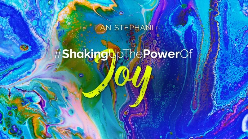 The Shaking Collection Galerie-Slide mit #ShakingUpThePowerOfJoy Text auf blauem abstraktem Hintergrund
