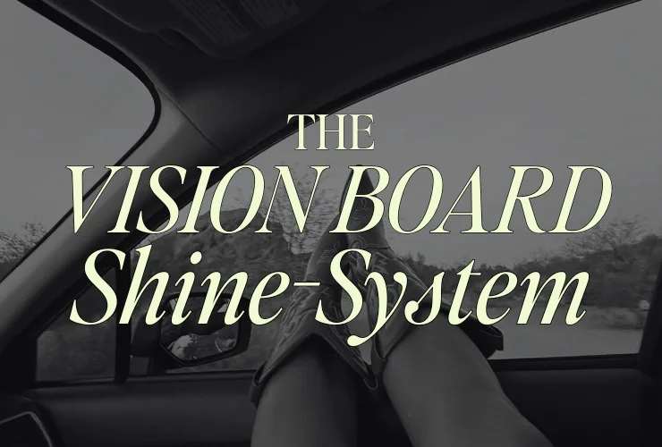 The Shine Vision Board System – Videokurs zur Manifestation 8 Titelbild Vision Board Shine System mit goldfarbener Schrift vor schwarzweißem Hintergrund