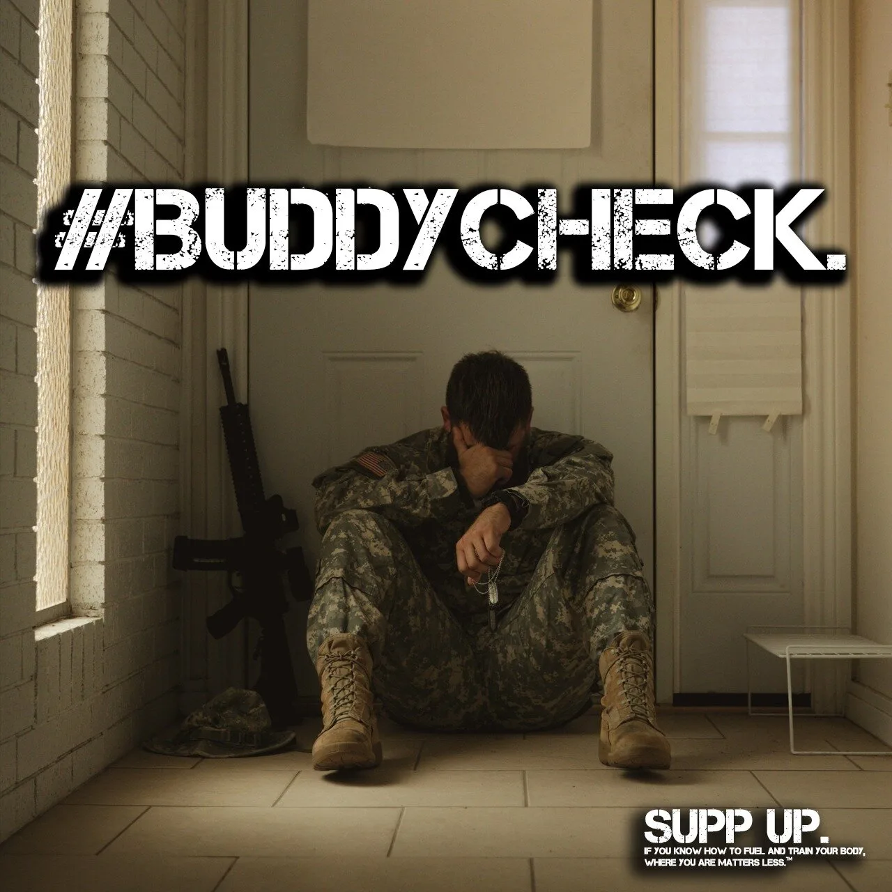 The SUPP UP. No Bull Nutrition At Home Field Guide 5 Soldat in Uniform sitzt im Türrahmen mit Gewehr, weißer Text Buddy Check über dem Bild