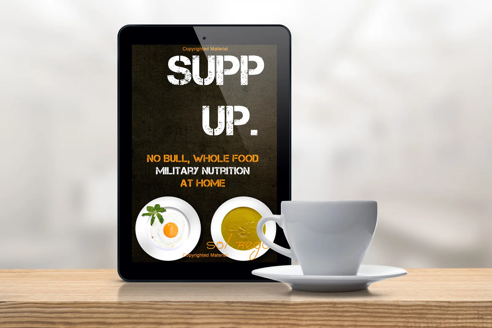 The SUPP UP. No Bull Nutrition At Home Field Guide 6 SUPP UP E-Book auf Tablet-Mockup mit Kaffeetasse und Holztischhintergrund, Copyrighted Material Hinweis
