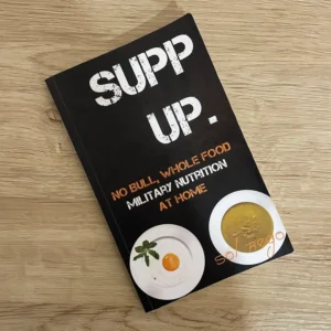 SUPP UP Taschenbuch-Cover auf Holztisch, schwarzes Design mit zwei Tellern mit Essen