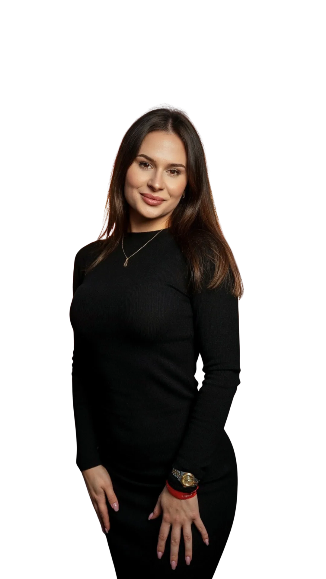 Porträt-Foto von Andreea Mighiu, dunkelhaarige Frau im schwarzen Langarm-Shirt vor weißem Hintergrund